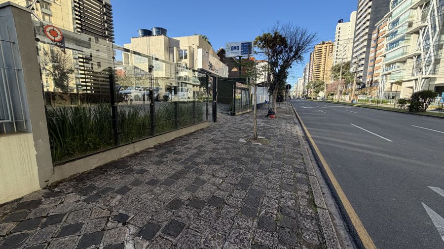 Calçada de lousa irregular e ondulada na Rua Visconde de Guarapuava, em Curitiba, antes da reforma